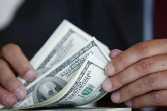 dolarul american este in cadere libera de ce scade moneda sua si ce impact are asupra economiei si consumatorilor 6808f878436eb