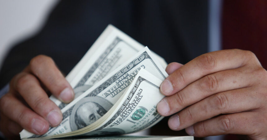 Dolarul american se prăbușește! Cauzele declinului său și efectele asupra economiei și consumatorilor 1 dolarul american este in cadere libera de ce scade moneda sua si ce impact are asupra economiei si consumatorilor 6808f878436eb