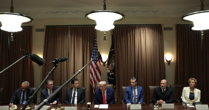 Donald Trump intenționează să semneze 90 de pacte comerciale în doar 90 de zile, dar specialiștii trag un semnal de alarmă cu privire la posibilele pericole 1 donald trump vrea sa incheie 90 de acorduri comerciale in 90 de zile insa expertii avertizeaza asupra riscurilor 67fac9a6dcd6a