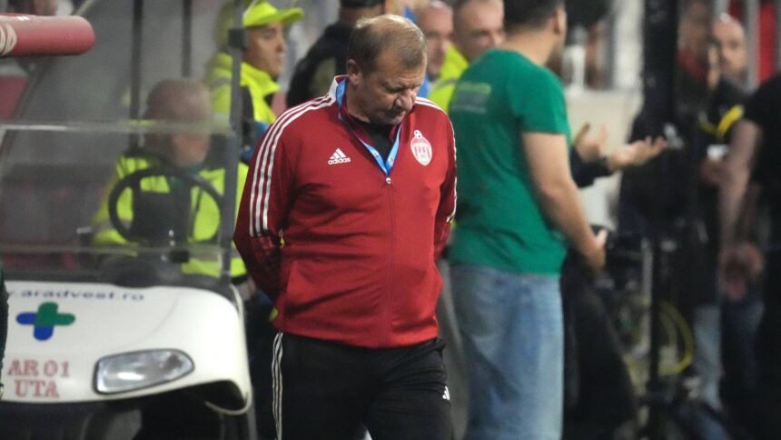 Dorinel Munteanu își exprimă nemulțumirea după primul punct adunat în play-out: "Victoriile erau de dorit!" 1 dorinel munteanu e suparat dupa primul punct obtinut in play out trebuia sa castigam 6802aba90326d