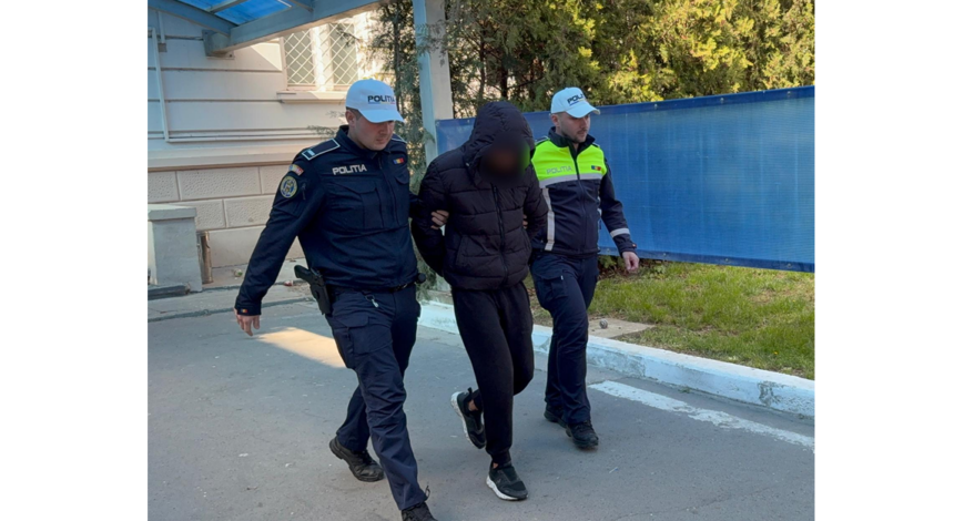 Captura surpriză la Năvodari: Doi urmărați național, prinsi de poliție! 1 doua persoane urmarite national depistate de politistii din navodari si incarcerate 67ffaf7151706