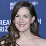 Drew Barrymore își împărtășește secretele unei îmbătrâniri elegante, după prima intervenție estetică efectuată la 17 ani: „Observ că am un gât de curcan” 2 drew barrymore dezvaluie secretul imbatranirii frumoase dupa ce si a facut prima operatie estetica la 17 ani vad ca am gat de curcan 680de675f250c
