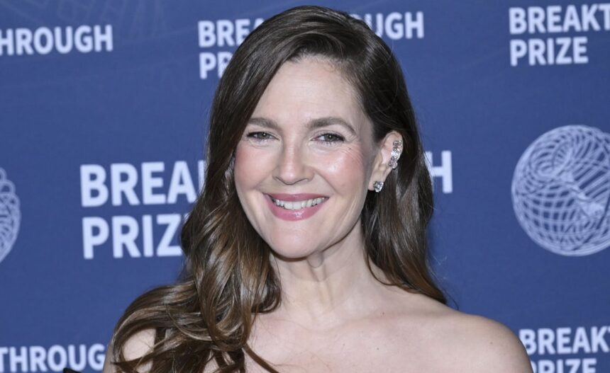 Drew Barrymore își împărtășește secretele unei îmbătrâniri elegante, după prima intervenție estetică efectuată la 17 ani: „Observ că am un gât de curcan” 1 drew barrymore dezvaluie secretul imbatranirii frumoase dupa ce si a facut prima operatie estetica la 17 ani vad ca am gat de curcan 680de675f250c