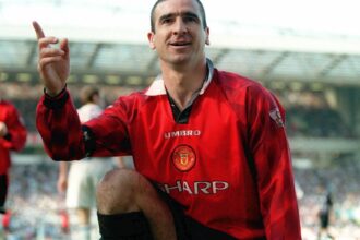 eric cantona n a mai rezistat si incepe sa dea in stanga si in dreapta incearca sa distruga totul 67f80988dfaab