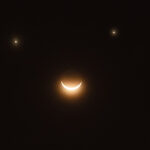 Spectacol cosmic rar: Luna, Venus și Saturn se alătură pentru a crea un „zâmbet stelar”. Descoperă data acestui eveniment! 3 fenomen rar pe cer vizibil din toata lumea luna venus si saturn formeaza o fata zambitoare cand se va intampla 680262b35d75c