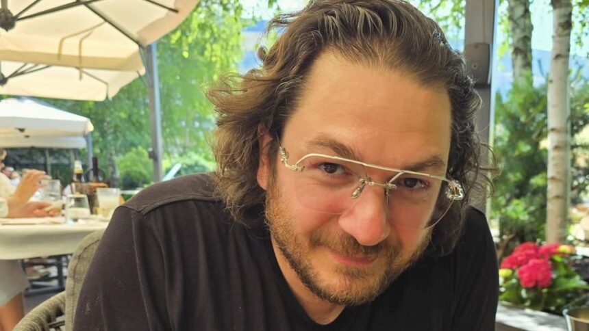 Florin Dumitrescu a avut de gând să părăsească România pentru totdeauna, dar a avut o schimbare de planuri înainte de a semna cu PRO TV. Iată ce l-a făcut să rămână. 1 florin dumitrescu a vrut sa plece definitiv din romania inainte sa semneze cu pro tv motivul pentru care s a razgandit 67f8c762754a3