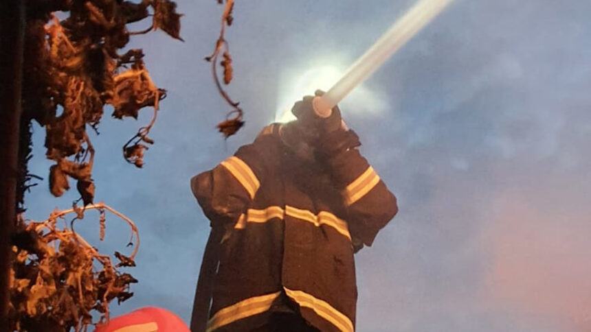 Incendiu devastator pe șantierul unui teren de sport din Valu lui Traian: alarma a fost trasă de un paznic! 1 foc la o baraca de pe santierul unui teren de sport din valu lui traian un paznic a dat alarma 680dd43d59e25