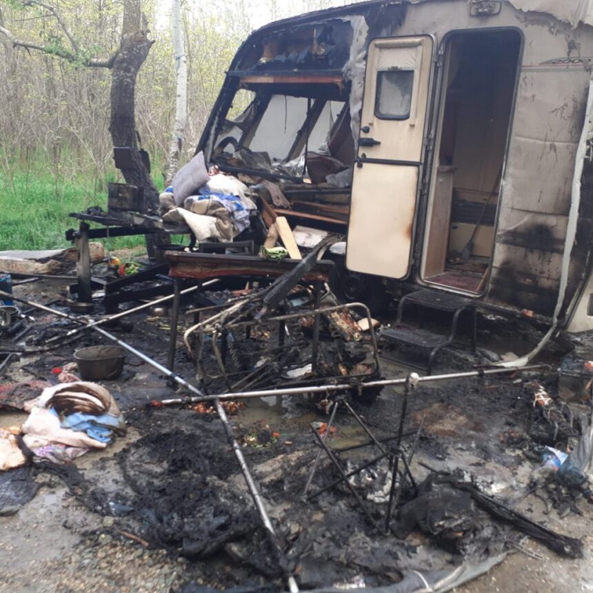 Tragedie la Hârșova: O turistă și-a pierdut viața în incendiul rulotelor de la Băile Puturoasa 1 foto a murit turista a carei rulota a luat foc la harsova la baile puturoasa 68063d2aab37b