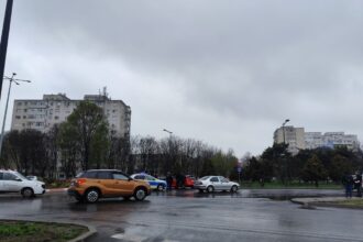 foto accident cu doua masini in sensul giratoriu de pe soseaua mangaliei in zona lidl 67efd2a49b3b1