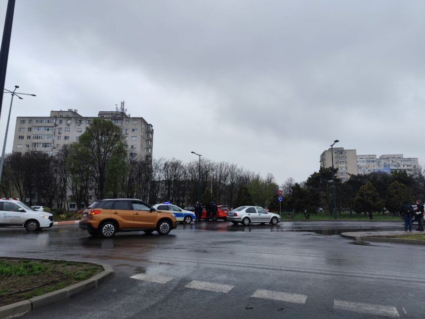 Coliziune între două automobile în rondul de pe Șoseaua Mangaliei, lângă LIDL 1 foto accident cu doua masini in sensul giratoriu de pe soseaua mangaliei in zona lidl 67efd2a49b3b1