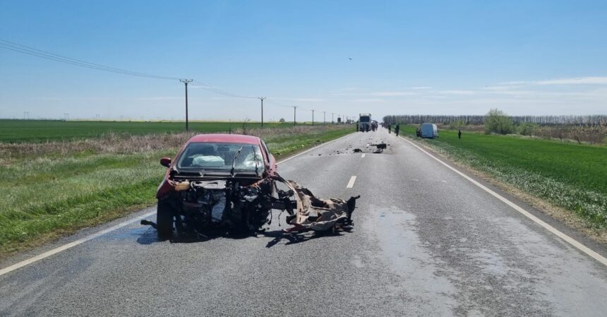 Coliziune devastatoare: Patru automobile s-au lovit pe o arteră europeană aglomerată, iar circulația este OPRITĂ. 1 foto accident groaznic 4 masini s au ciocnit pe un drum european intens circulat traficul este blocat 680e1f76d3c76