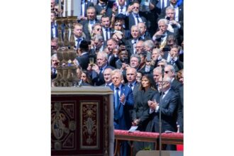 foto administratia prezidentiala a publicat imagini dupa inmormantarea papei francisc ilie bolojan in spatele lui donald trump 680d2f0ec8c40