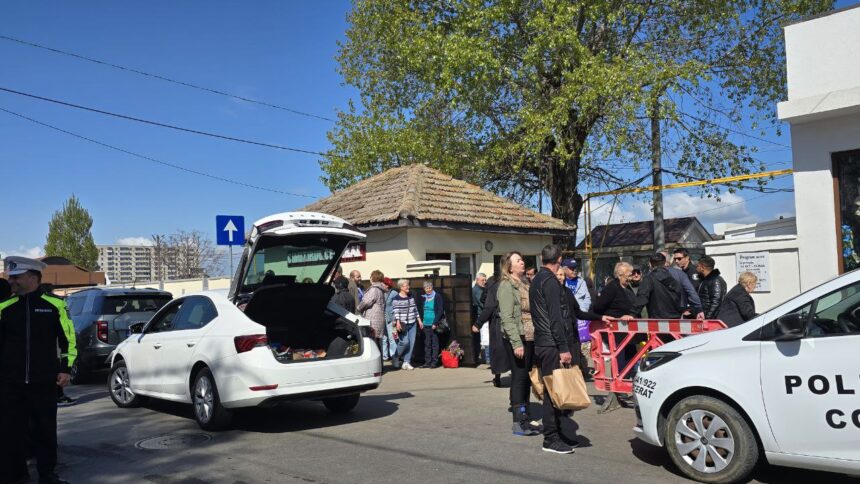 Constanța în Zilele Paștelui Blajinilor: O Mare Înghesuială pe Drumurile Spre Cimitire 1 foto aglomeratie mare astazi de pastele blajinilor pe principalele artere rutier din constanta ce duc catre cimitirele orasului 680de19da2bbd