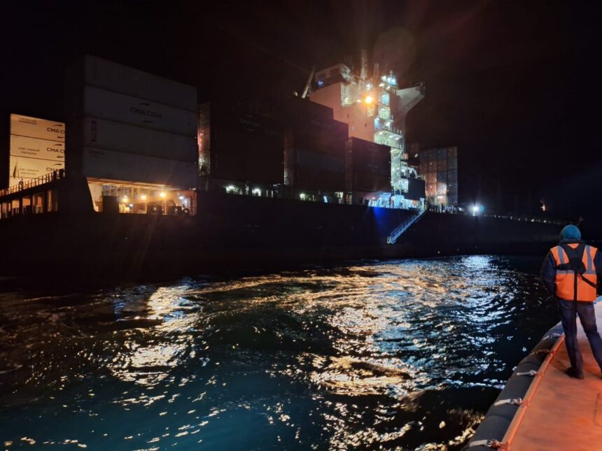 Incident îngrijorător în portul Constanța: un marinar rănit, transportat de urgență de o navă ARSVOM. Află mai multe! 1 foto alerta la intrare in portul constanta marinar ranit preluat de urgenta de o nava arsvom vezi aici detalii 6805d2837b99a