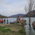 Căutările pentru pompierul dispărut în lacul Siriu au reintrat în linie dreaptă, cu ajutorul tehnologiei moderne de scanare acvatică! 3 foto au fost reluate cautarile pentru pompierul cazut in lacul siriu serviciul salvamont foloseste un scanner acvatic cu ai 68035e898554b