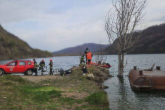 foto au fost reluate cautarile pentru pompierul cazut in lacul siriu serviciul salvamont foloseste un scanner acvatic cu ai 68035e898554b
