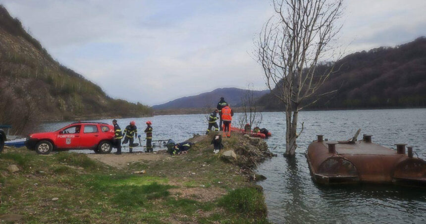 Căutările pentru pompierul dispărut în lacul Siriu au reintrat în linie dreaptă, cu ajutorul tehnologiei moderne de scanare acvatică! 1 foto au fost reluate cautarile pentru pompierul cazut in lacul siriu serviciul salvamont foloseste un scanner acvatic cu ai 68035e898554b