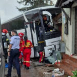 Autocar cu 30 de călători implicat într-un tragic accident în Bihor: șoferul a decedat, iar 8 pasageri au fost răniți. 2 foto autocar cu 30 de pasageri implicat intr un accident in judetul bihor soferul a murit iar 8 persoane au fost ranite 680b9f245cc33