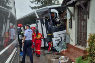 foto autocar cu 30 de pasageri implicat intr un accident in judetul bihor soferul a murit iar 8 persoane au fost ranite 680b9f245cc33