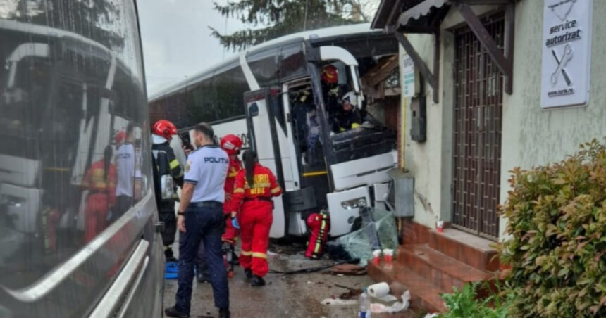 Autocar cu 30 de călători implicat într-un tragic accident în Bihor: șoferul a decedat, iar 8 pasageri au fost răniți. 1 foto autocar cu 30 de pasageri implicat intr un accident in judetul bihor soferul a murit iar 8 persoane au fost ranite 680b9f245cc33