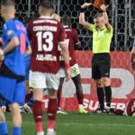"Un moment neașteptat: Dialogul lui Radu Petrescu cu Ovidiu Hațegan despre cererea de penalty a celor de la Rapid în meciul cu FCSB" 2 foto ciocnire involuntara ce i ar fi spus radu petrescu lui ovidiu hategan la faza in care rapid a cerut penalty cu fcsb 680f3e505a03f