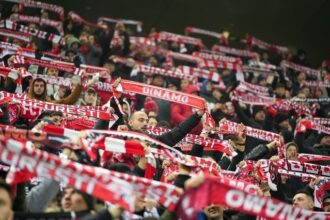 foto dinamo a vandut sute de tricouri intr un interval record fara ca suporterii sa stie cum arata 67f9465f7efce