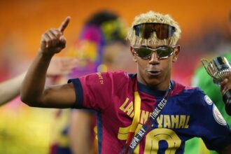foto lamine yamal show cu jurnalistii dupa el clasico si a pus pe cap doua perechi de ochelari de soare si a intepat o pe real madrid 680dccf215911