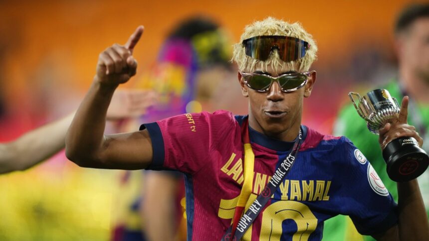 Lamine Yamal, spectacol cu ziariștii după El Clasico: a purtat două perechi de ochelari de soare și a lansat săgeți către Real Madrid 1 foto lamine yamal show cu jurnalistii dupa el clasico si a pus pe cap doua perechi de ochelari de soare si a intepat o pe real madrid 680dccf215911