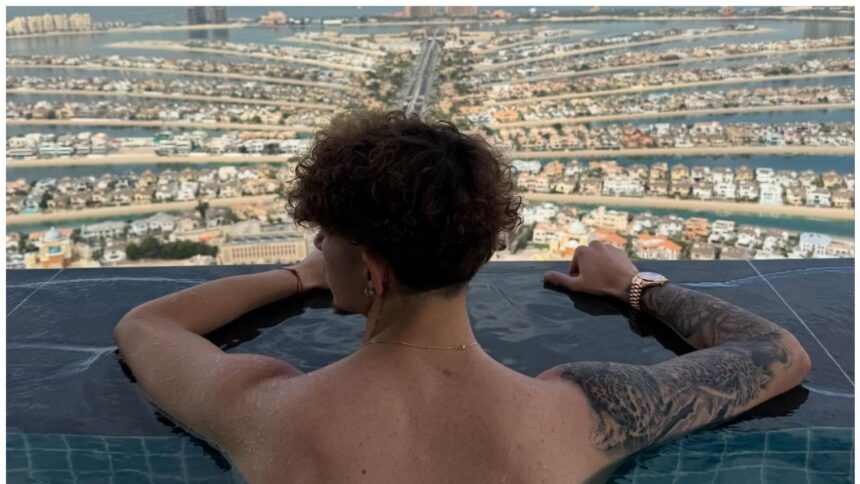 „Un tânăr mai apropiat de modă decât de fotbal! Fiul fostului jucător de la FCSB a părăsit Juventus, dar noua echipă îl ține deoparte” 1 foto mai mult model decat fotbalist fiul fostului atacant de la fcsb a plecat de la juventus dar este tinut pe dreapta de noul cl 68013ff879aef