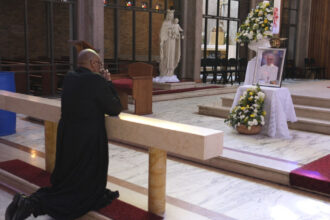 foto papa francisc omagiat in cea mai oropsita regiune a lumii suveranul pontif a fost vocea celor fara voce si un simbol al pacii 68068e28f1bbd
