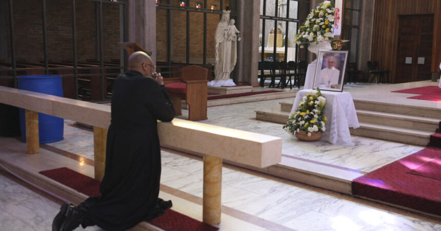 Papa Francisc, venerat în colțul cel mai uitat al lumii - Suveranul pontif, „Avocatul celor nedreptățiți” și „Emblema păcii” 1 foto papa francisc omagiat in cea mai oropsita regiune a lumii suveranul pontif a fost vocea celor fara voce si un simbol al pacii 68068e28f1bbd