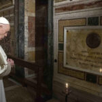 „Piatra națională” pentru mormântul Papei Francisc. Marmura provenită din țara strămoșilor săi 2 foto piatra poporului pentru mormantul papei francisc marmura adusa din tara bunicilor sai 680c97b93a4be