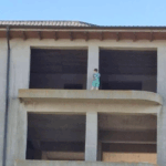 Îngrijorare în Techirghiol: Copii descoperiți pe un șantier abandonat 2 foto putea fi o tragedie mai multi copii surprinsi pe un bloc in constructie din techirghiol 68089f8685b1b