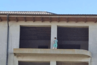 foto putea fi o tragedie mai multi copii surprinsi pe un bloc in constructie din techirghiol 68089f8685b1b