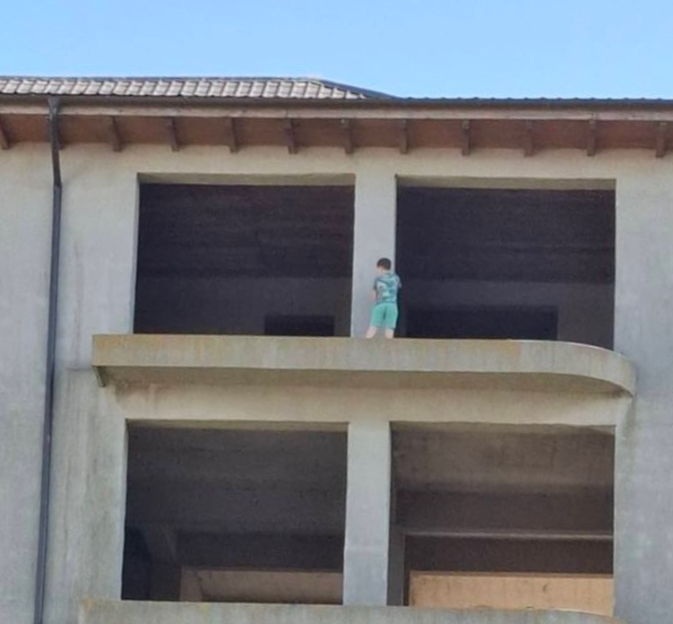 Îngrijorare în Techirghiol: Copii descoperiți pe un șantier abandonat 1 foto putea fi o tragedie mai multi copii surprinsi pe un bloc in constructie din techirghiol 68089f8685b1b