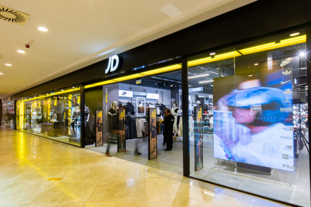 foto retailerul britanic de articole sportive jd sports deschide un magazin in iasi 67f9156f1d402