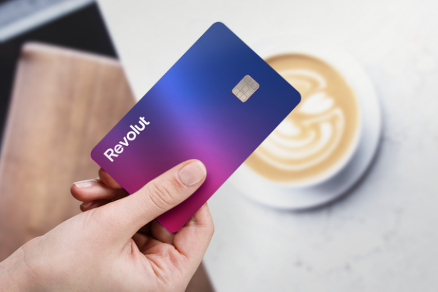 foto revolut isi lanseaza primul atm 67ed031372c59