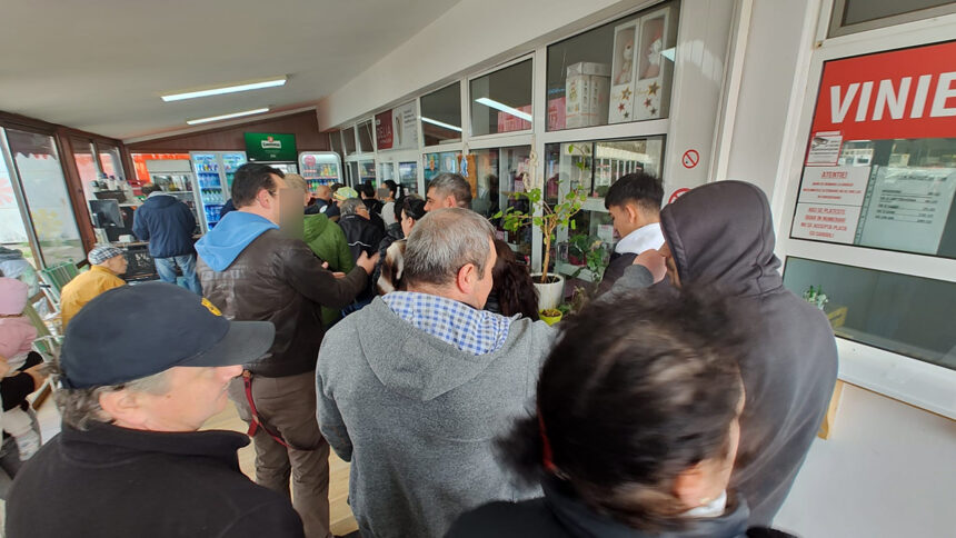 Prețul tutunului explodează în Bulgaria: Românii formează cozi uriașe pentru a achiziționa baxuri de țigări! 1 foto se scumpeste tutunul la bulgari romanii stau la cozi interminabile si cumpara baxuri intregi de tigari 67ed14b3ebfd7