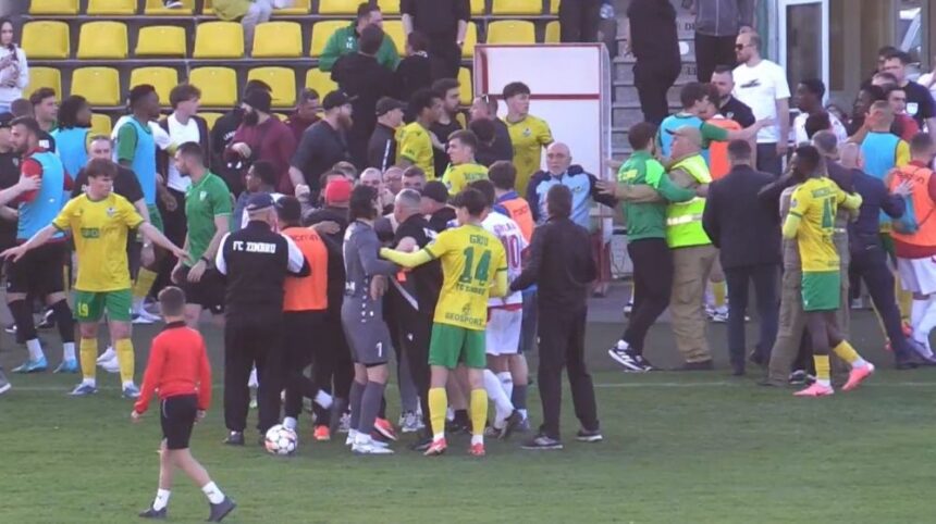 Conflicte aprinse la încheierea derby-ului titlului din Moldova! Arbitrii, singurii care nu s-au băgat: "Era deja căzut!" 1 foto si video bataie generala la finalul derby ului pentru titlu din moldova numai arbitrii n au impartit pumni era deja la pamant 6804f81e3968c