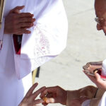 Tradiția desființării inelului papal la moartea suveranului pontif: soarta sigiliului papei Francisc în lumina noului eveniment 2 foto traditia distrugerii inelului papal dupa moartea suveranului pontif ce se va intampla cu sigiliul papei francisc 6807c353cdae7