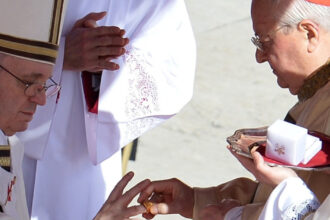 foto traditia distrugerii inelului papal dupa moartea suveranului pontif ce se va intampla cu sigiliul papei francisc 6807c353cdae7