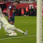 Trei penalty-uri contestate în prima parte a meciului Barcelona - Real Madrid! Părerea expertului 2 foto trei penalty uri cerute in prima repriza la barcelona real madrid verdictul specialistului 680d5431ed8c7