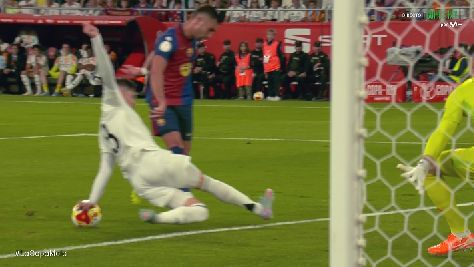 Trei penalty-uri contestate în prima parte a meciului Barcelona - Real Madrid! Părerea expertului 1 foto trei penalty uri cerute in prima repriza la barcelona real madrid verdictul specialistului 680d5431ed8c7