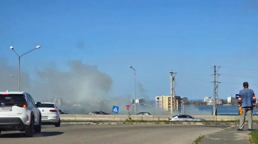 Incendiu la un transformator la ieșirea din Constanța: zona a fost lăsată fără energie electrică! 1 foto video alerta la iesire din constanta un transformator electric a luat foc intreaga zona a ramas fara curent 6808ed265569d