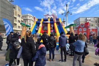 foto video copiii au devenit mici salvatori la in cadrul evenimentului iepurasul pompier organizat de isu dobrogea in piata ovidiu 67fbca2e38778