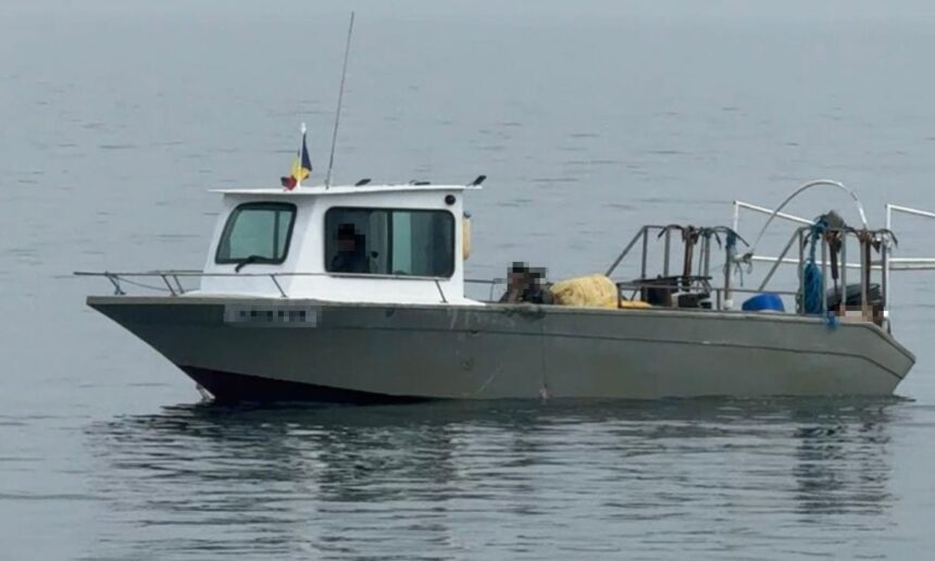 Pescador ilegal, cu motor furat din Suedia, interceptat la braconaj în Marea Neagră, având la bord peste 760 kg de pește. 1 foto video pescador neinregistrat cu motorul furat din suedia prins la braconat in marea neagra peste 760 kg de peste erau la bord 67f3bacd00c02