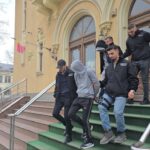Suspecții jafului armat de pe bulevardul Ferdinand, conduși spre arest 2 foto video suspectii jafului armat de pe bulevardul ferdinand dusi la arestare 67f67ae065fec