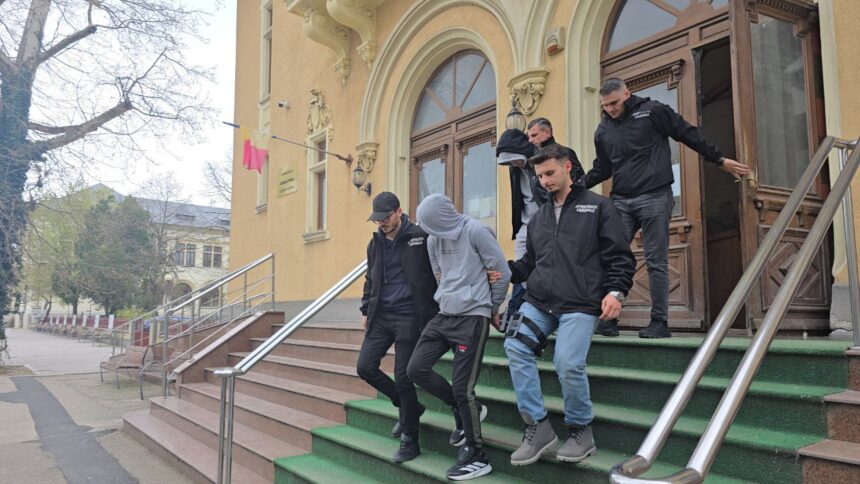 Suspecții jafului armat de pe bulevardul Ferdinand, conduși spre arest 1 foto video suspectii jafului armat de pe bulevardul ferdinand dusi la arestare 67f67ae065fec