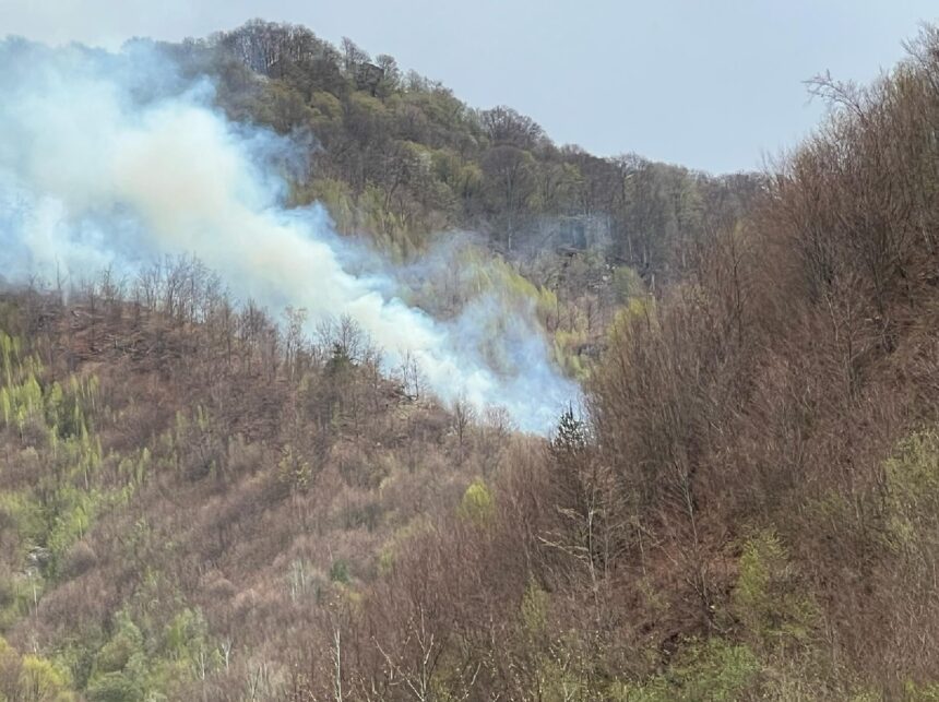 Un elicopter Black Hawk își face apariția pentru a înfrunta flăcările unui incendiu de pădure într-o zonă izolată! 1 foto video un elicopter black hawk intervine pentru stingerea unui incendiu de padure izbucnit intr o zona greu accesibila 68023a8f9b54e