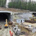 Umbrărescu mobilizează aproape 200 de muncitori pentru „Tunelurile destinate urșilor” 3 fotovideo umbrarescu a adus aproape 200 muncitori la tunelurile pentru ursi 6812230604997
